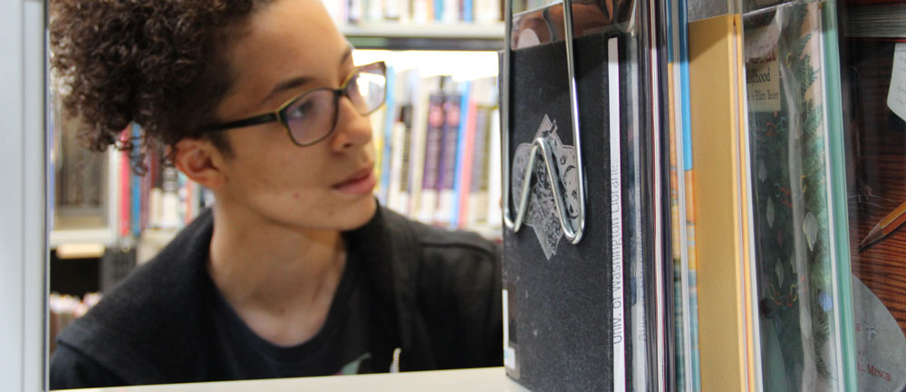 A student reading in front of a computer, demonstrating a focused and studious approach to online learning or research. A student reading in front of a computer, demonstrating a focused and studious approach to online learning or research.