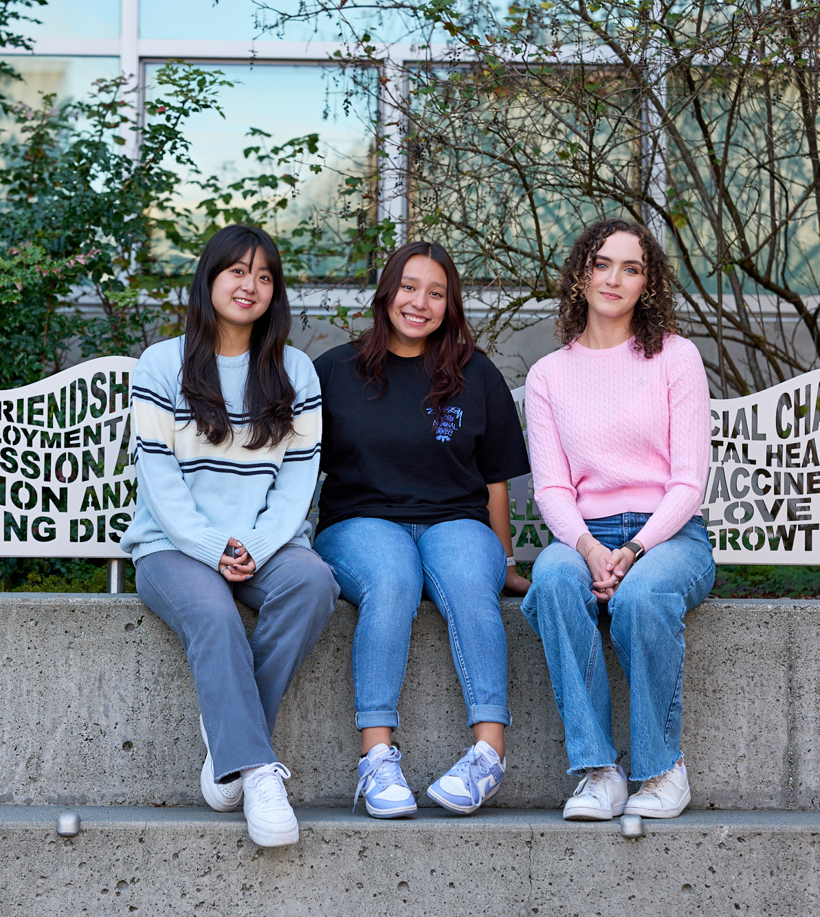 A group of happy and friendly, diverse students, all smiling warmly and expressing a positive atmosphere. Happy and friendly diverse students smilong.