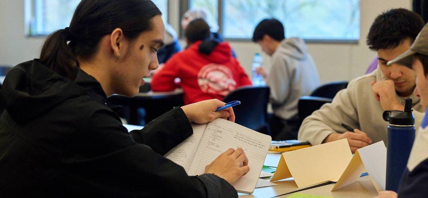 A student reading in front of a computer, demonstrating a focused and studious approach to online learning or research. A student reading in front of a computer, demonstrating a focused and studious approach to online learning or research.